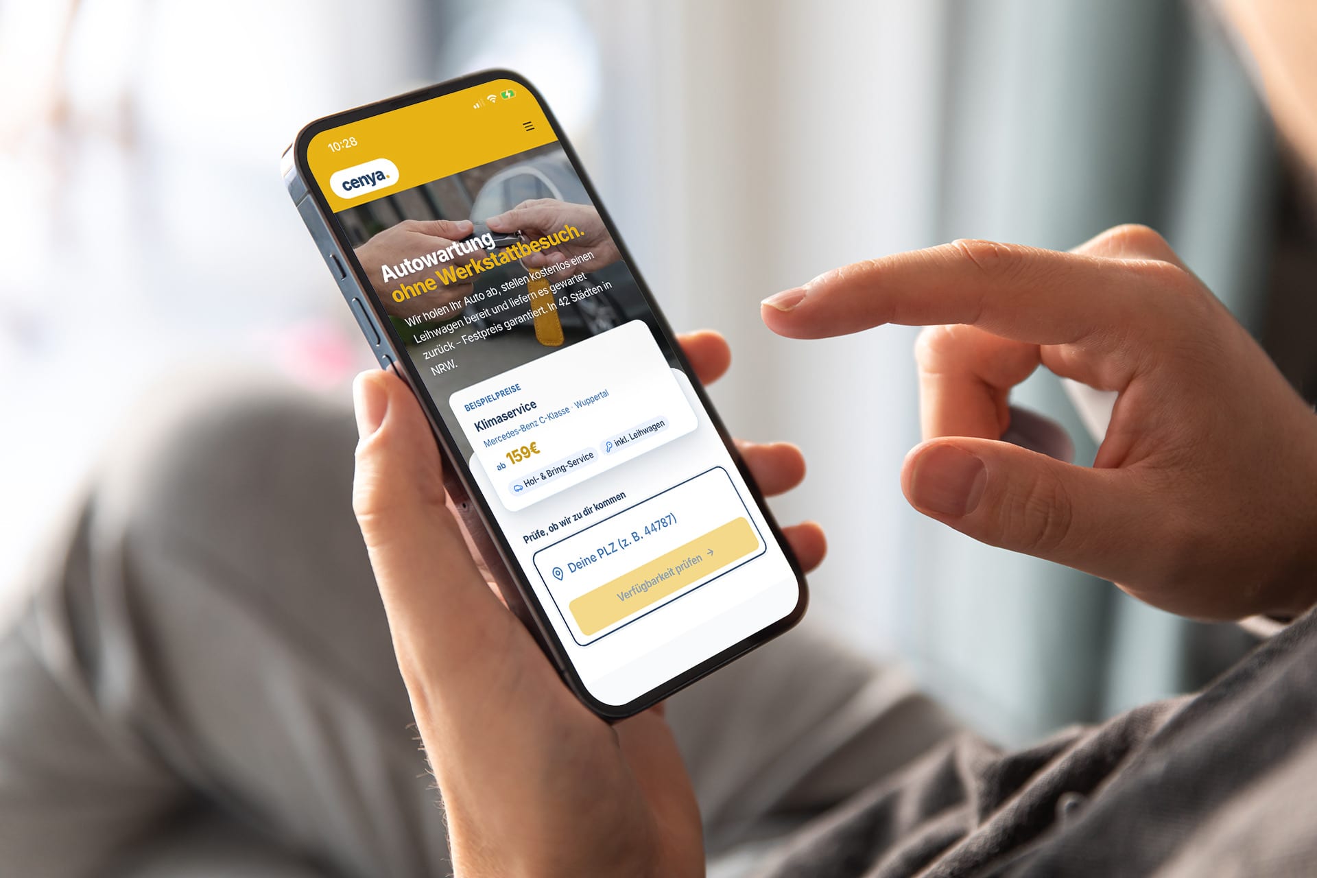 Hand mit Smartphone — Online-Buchung des cenya. Service