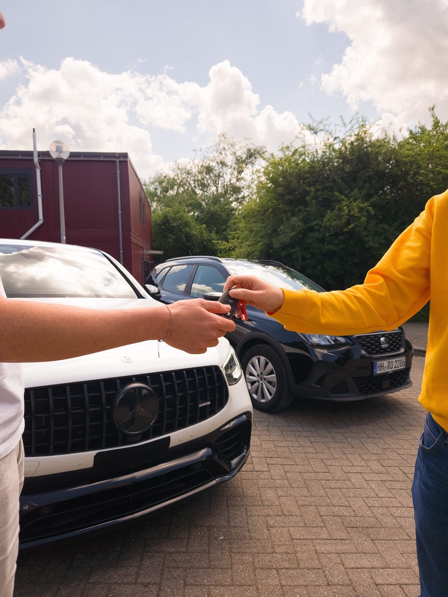 cenya. Fahrer im gelben Pulli übergibt den Schlüssel bei der Rückgabe